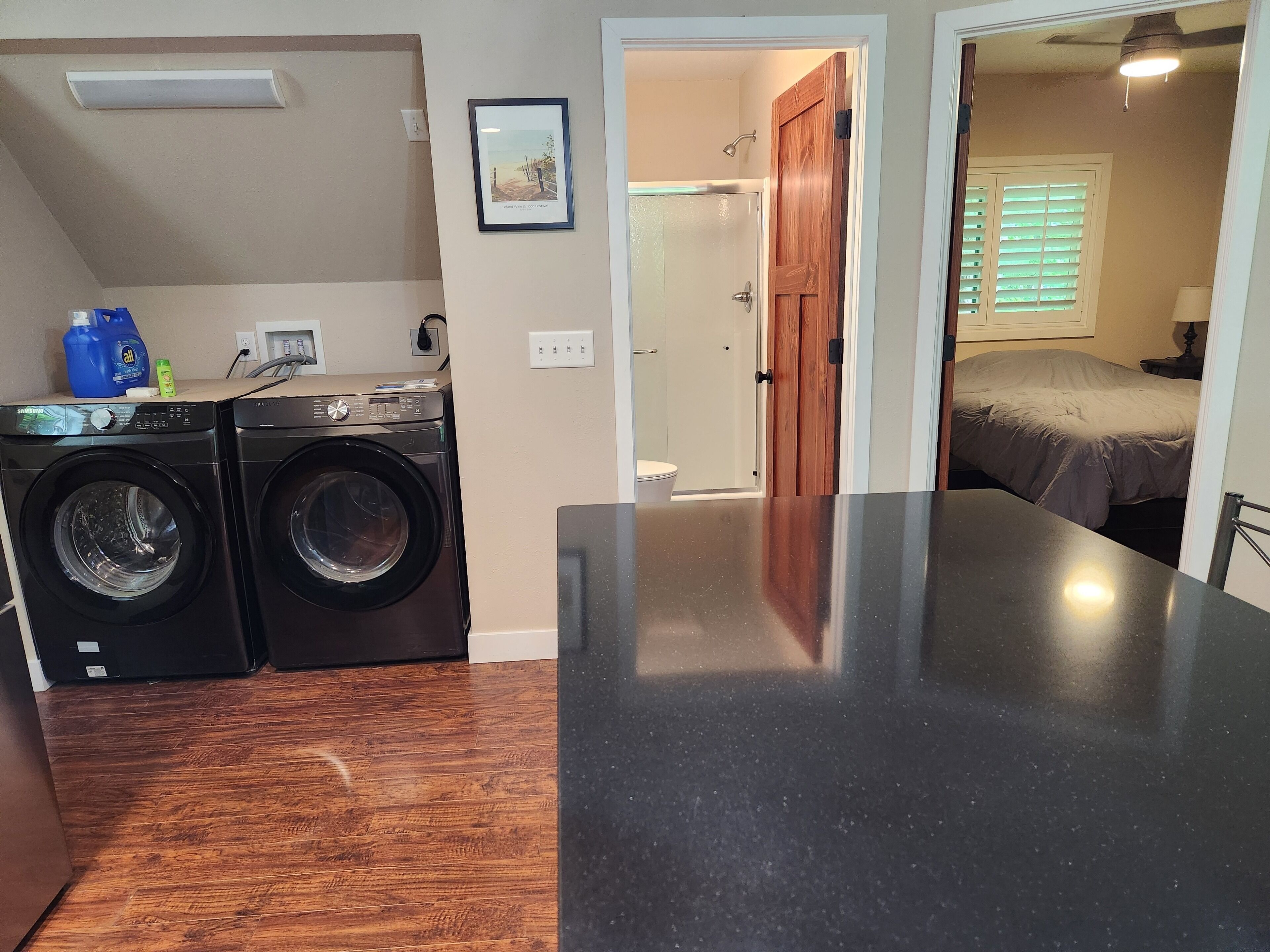 2 habitaciones, tabla de planchar con plancha, wifi y ropa de cama 