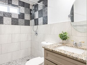 Haartrockner, Handtücher, Seife, Shampoo