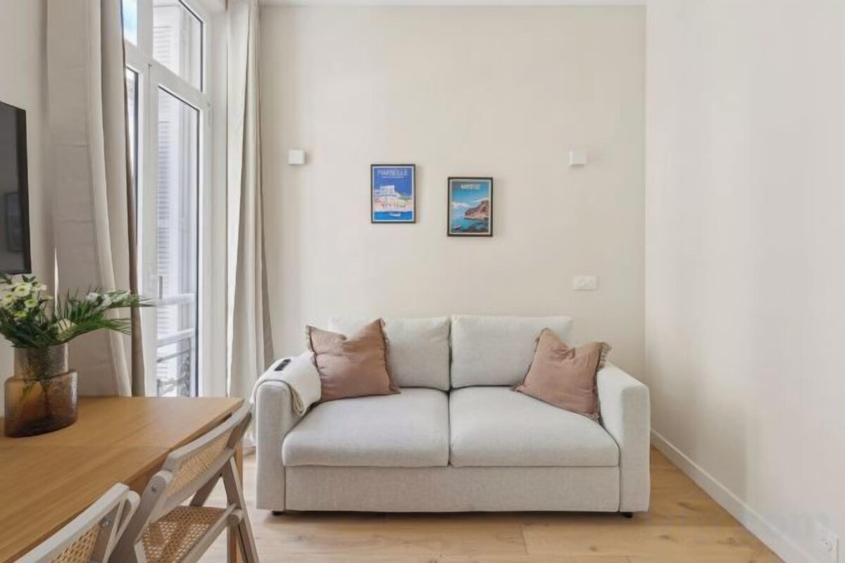 Living area | Flat-screen TV