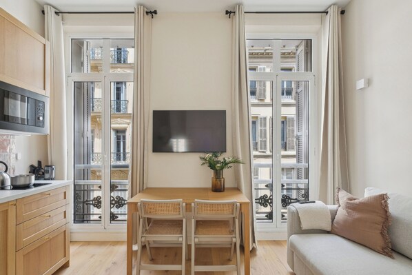 Superior Apartment | Living area | Flat-screen TV - Rivages Saint Ferréol (Marseille)