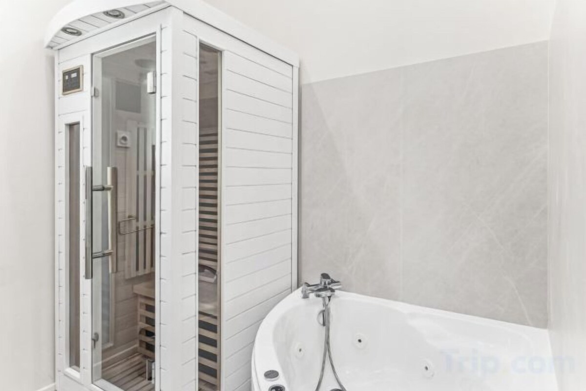 Bathroom | Towels, soap, shampoo, toilet paper