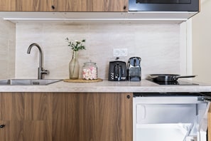 Apartamento clássico | Cozinha privada | Frigobar, micro-ondas, cooktop, lava-louças