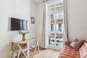 Appartement classique | Aire de séjour | Téléviseur à écran plat