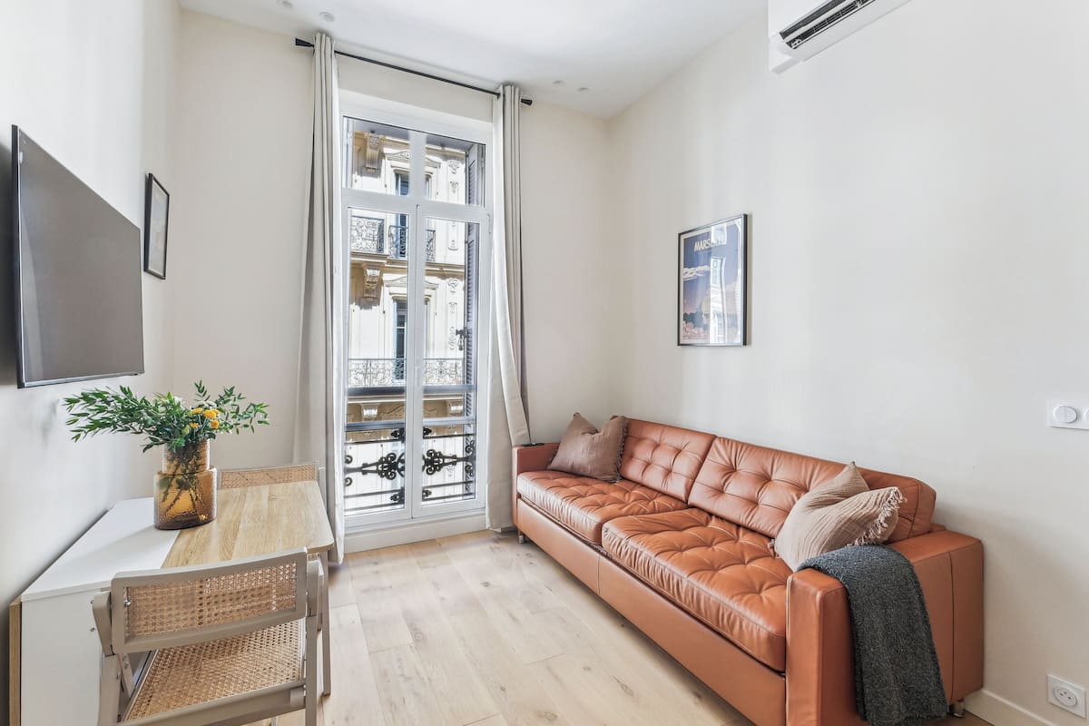 Apartamento clásico | Zona de estar | Una televisión de pantalla plana