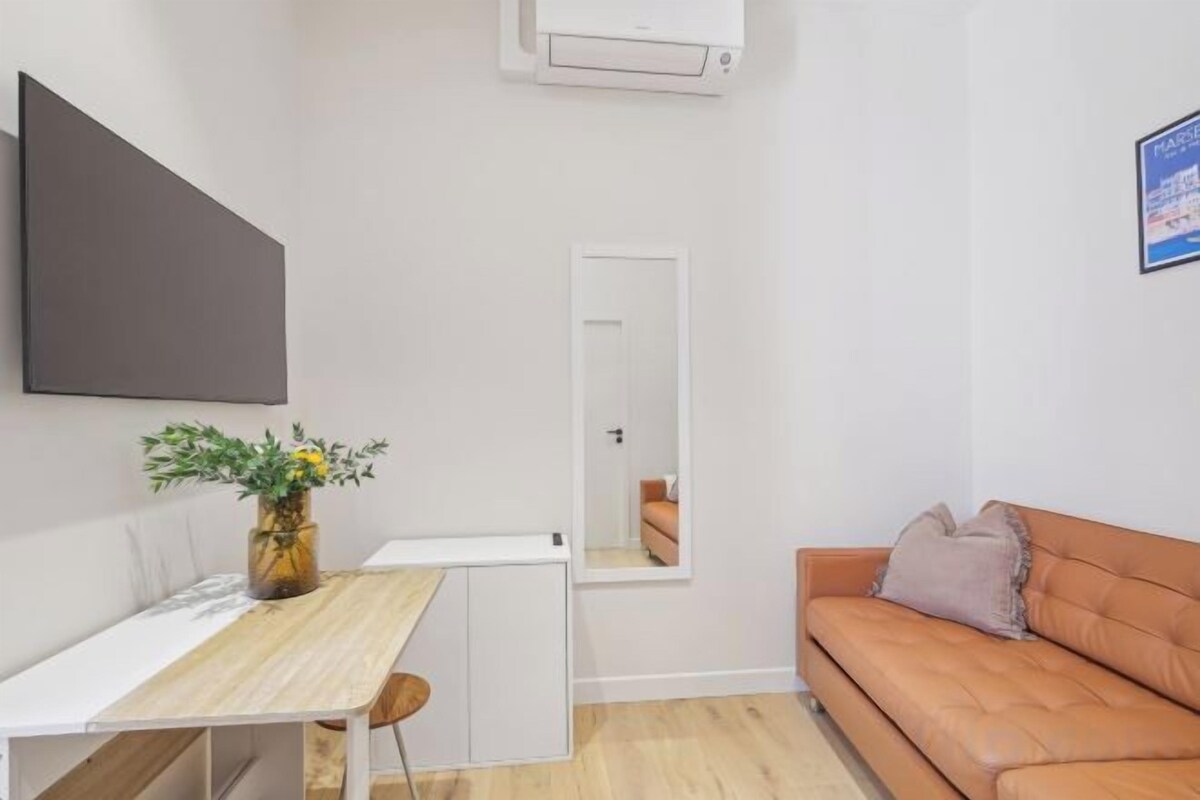 Living area | Flat-screen TV