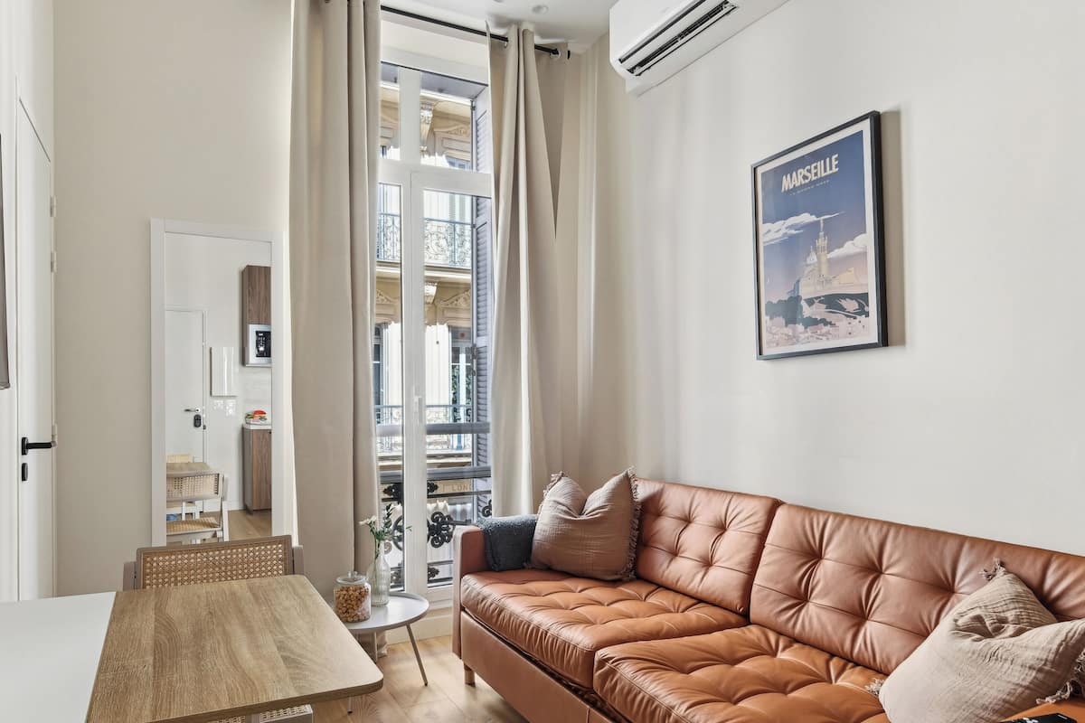 Apartamento Deluxe | Zona de estar | Una televisión de pantalla plana
