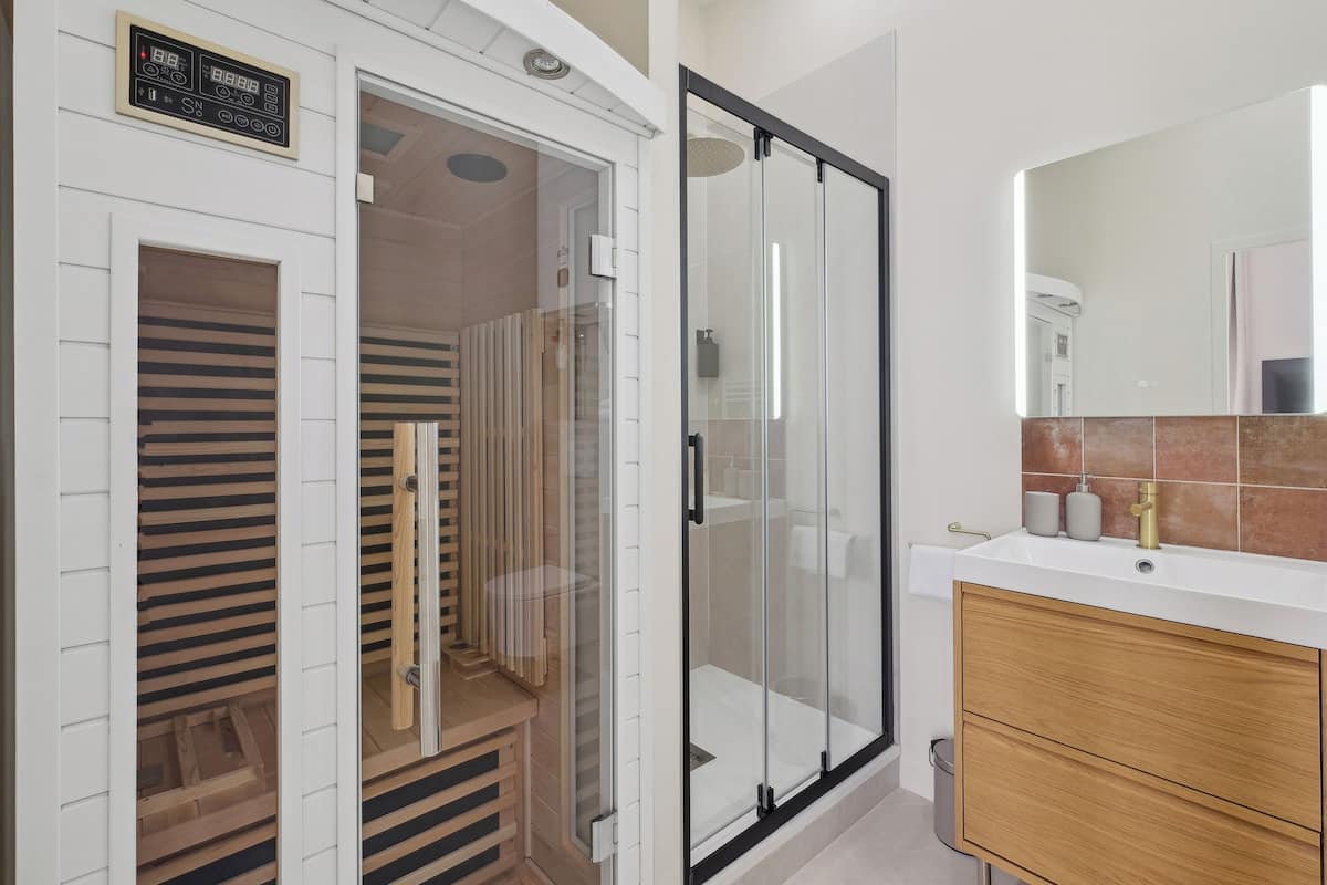 Apartamento superior | Baño | Toallas, jabón, champú y papel higiénico