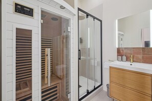 Superior Apartment | Bathroom