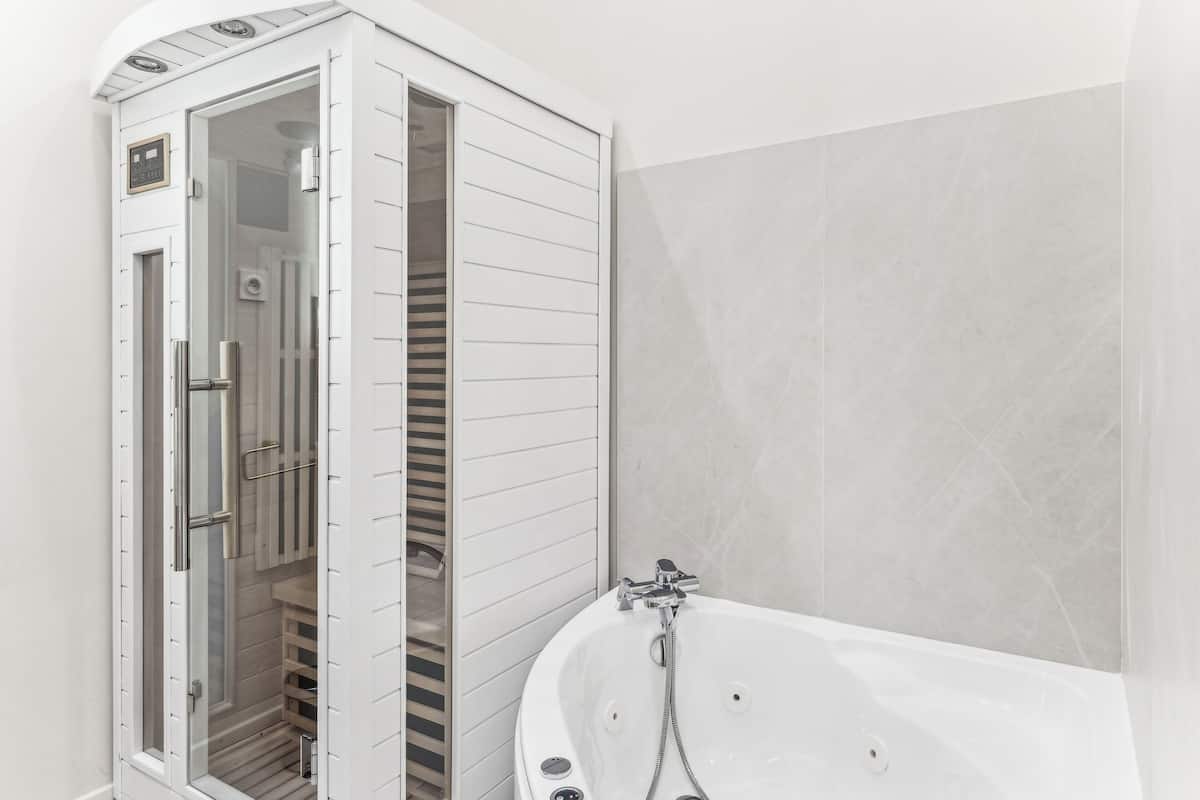 Apartamento ejecutivo | Baño | Toallas, jabón, champú y papel higiénico