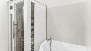 Appartement Exécutif | Salle de bain | Serviettes fournies, savon, shampoing, papier toilette