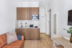 Cafetera/tetera, frigobar, microondas, placa de cocina