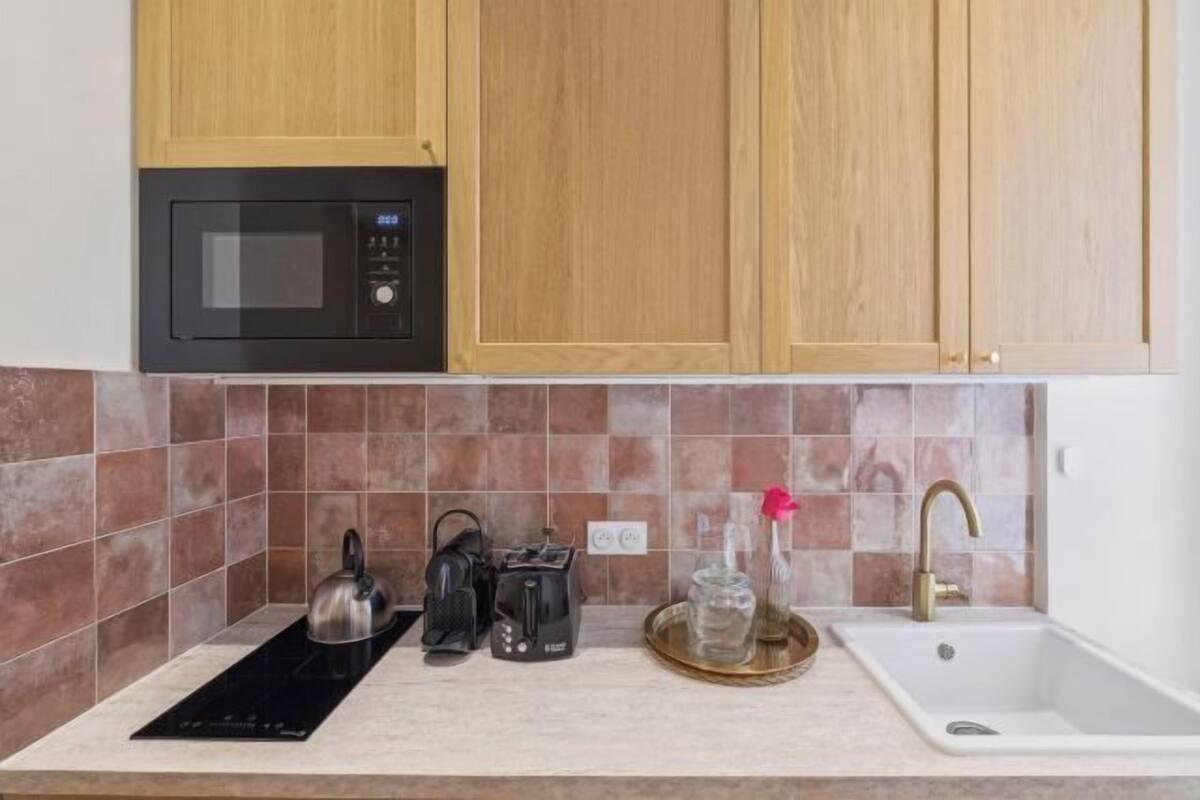 Cocina privada | Cafetera o tetera, frigorífico pequeño, microondas y placa de cocina