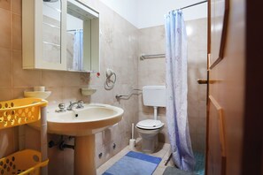 Shower, bidet, soap, toilet paper - The Maldives 29 by Salento Prime (Marina di Pescoluse)