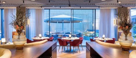 Se sirven desayunos, comidas y cocina mediterránea con vista al jardín