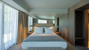 A modern hotel room with a large bed, a bedside table, a lamp, and a wardrobe. - Altis Porto Hotel, member of Preferred Hotels & Resorts – L.V.X. (Porto)