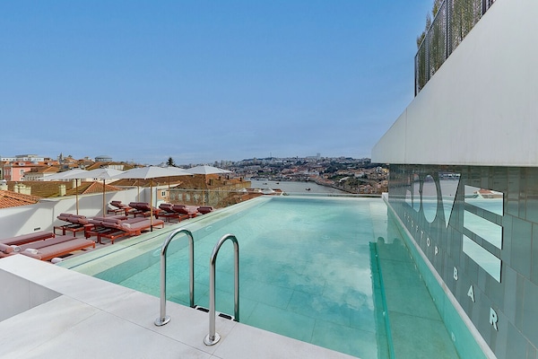 Innendørsbasseng, utendørsbasseng og solsenger