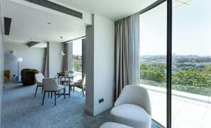 Loftsleilighet, elveutsikt (Suite) | Oppholdsområde | En 50-centimeters LCD-TV med digitale kanaler