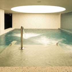 Piscine couverte, piscine extérieure, chaises longues