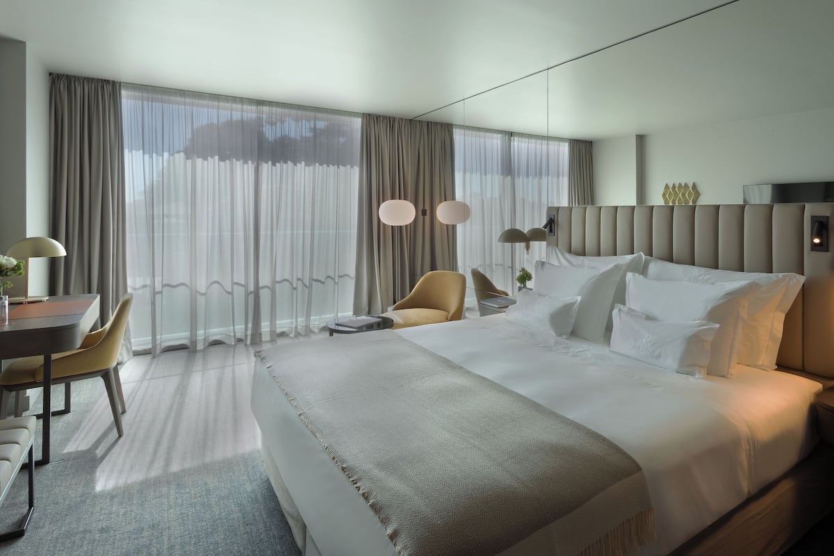 Deluxe Room, Garden View | Minibar, in-room safe, desk, laptop workspace