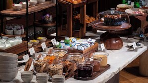 A buffet with various food items and beverages. - Altis Porto Hotel, member of Preferred Hotels & Resorts – L.V.X. (Porto)