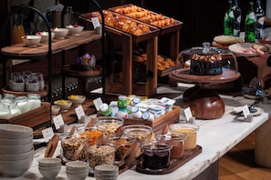 Petit déjeuner buffet (25 EUR par personne)