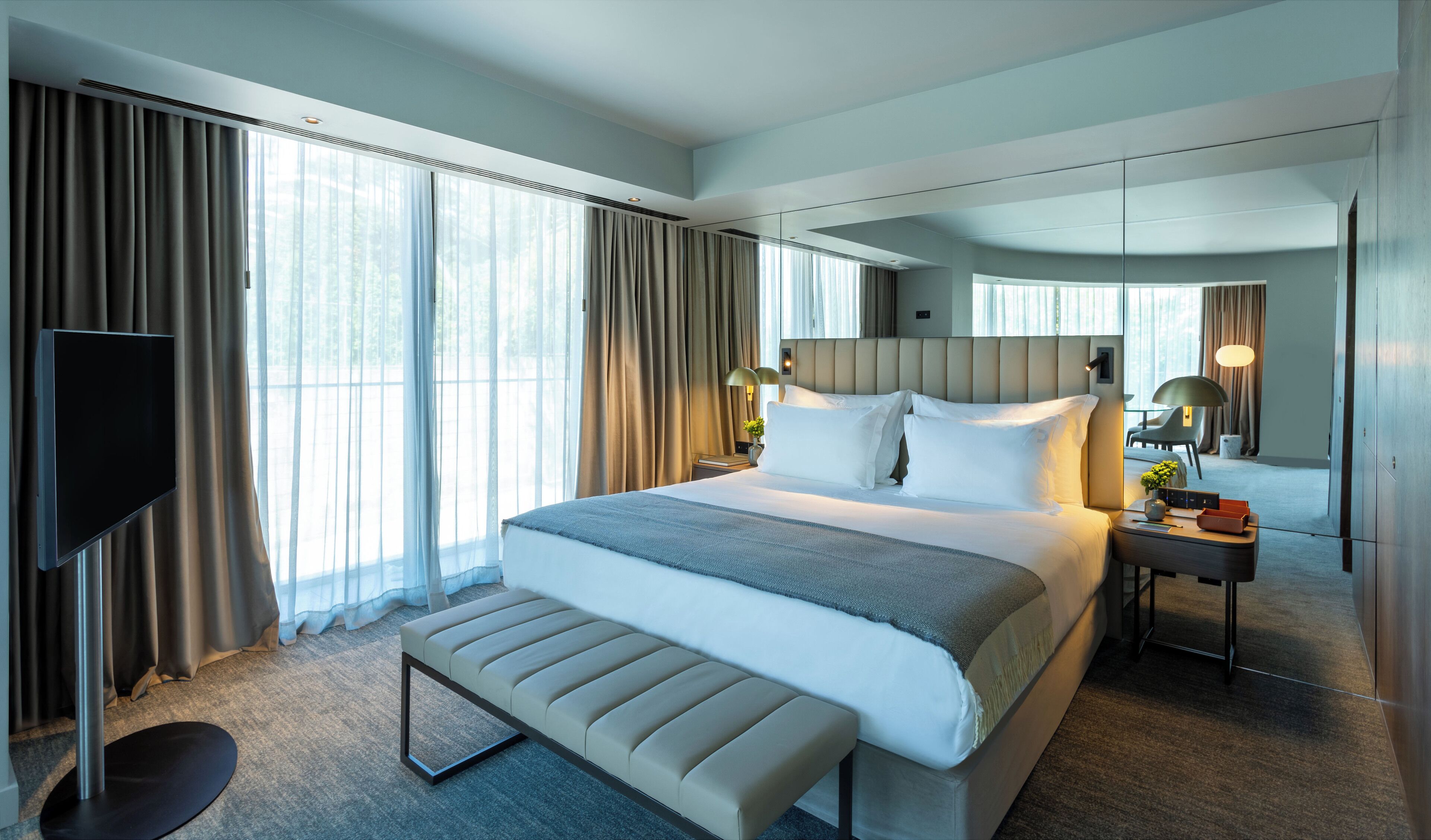 Suite, vista al río | Minibar, caja de seguridad en la habitación y escritorio 