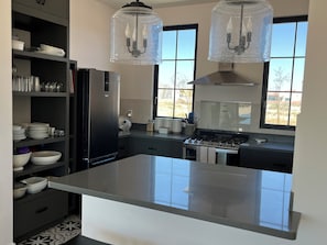 Een koelkast, een magnetron, een oven, een kookplaat