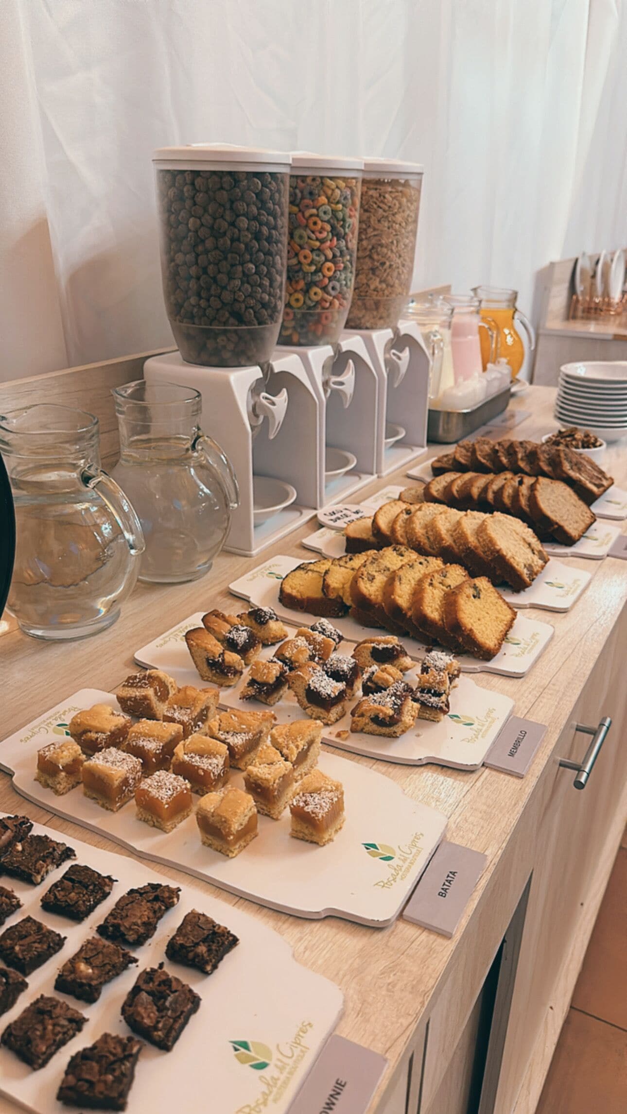 Café da manhã com buffet grátis todos os dias