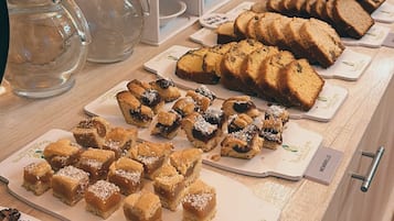 Café da manhã com buffet grátis todos os dias