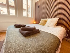 1 bedroom, desk, WiFi, bed sheets