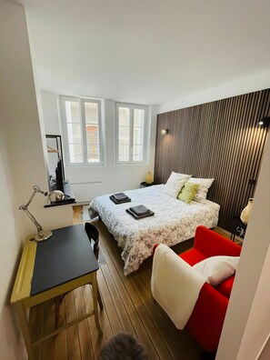 1 bedroom, desk, WiFi, bed sheets