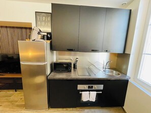 Frigorifero, microonde, forno, piano cottura