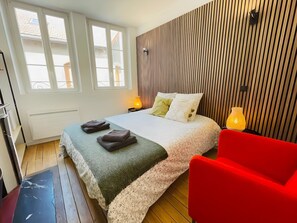 1 bedroom, desk, WiFi, bed sheets