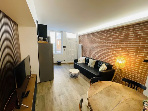 TV - Le Charmant Bailla | Science-Po (Reims)