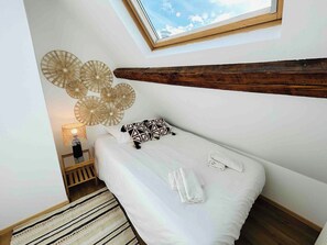 2 bedrooms, iron/ironing board, WiFi, bed sheets