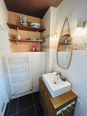 Hair dryer, towels