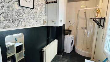 Sèche-cheveux, serviettes fournies