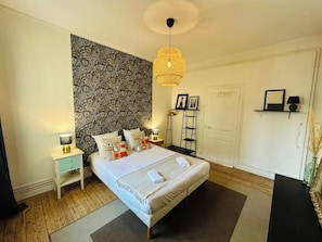 1 dormitorio, tabla de planchar con plancha, Internet y ropa de cama