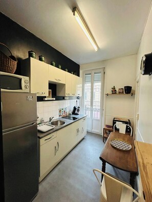 Réfrigérateur, micro-ondes, plaque de cuisson, cafetière/bouilloire