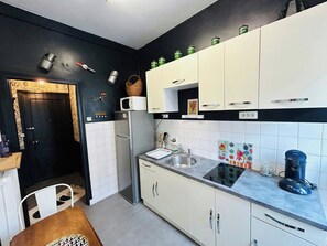 Refrigerador, microondas, parrilla de estufa y cafetera y tetera 
