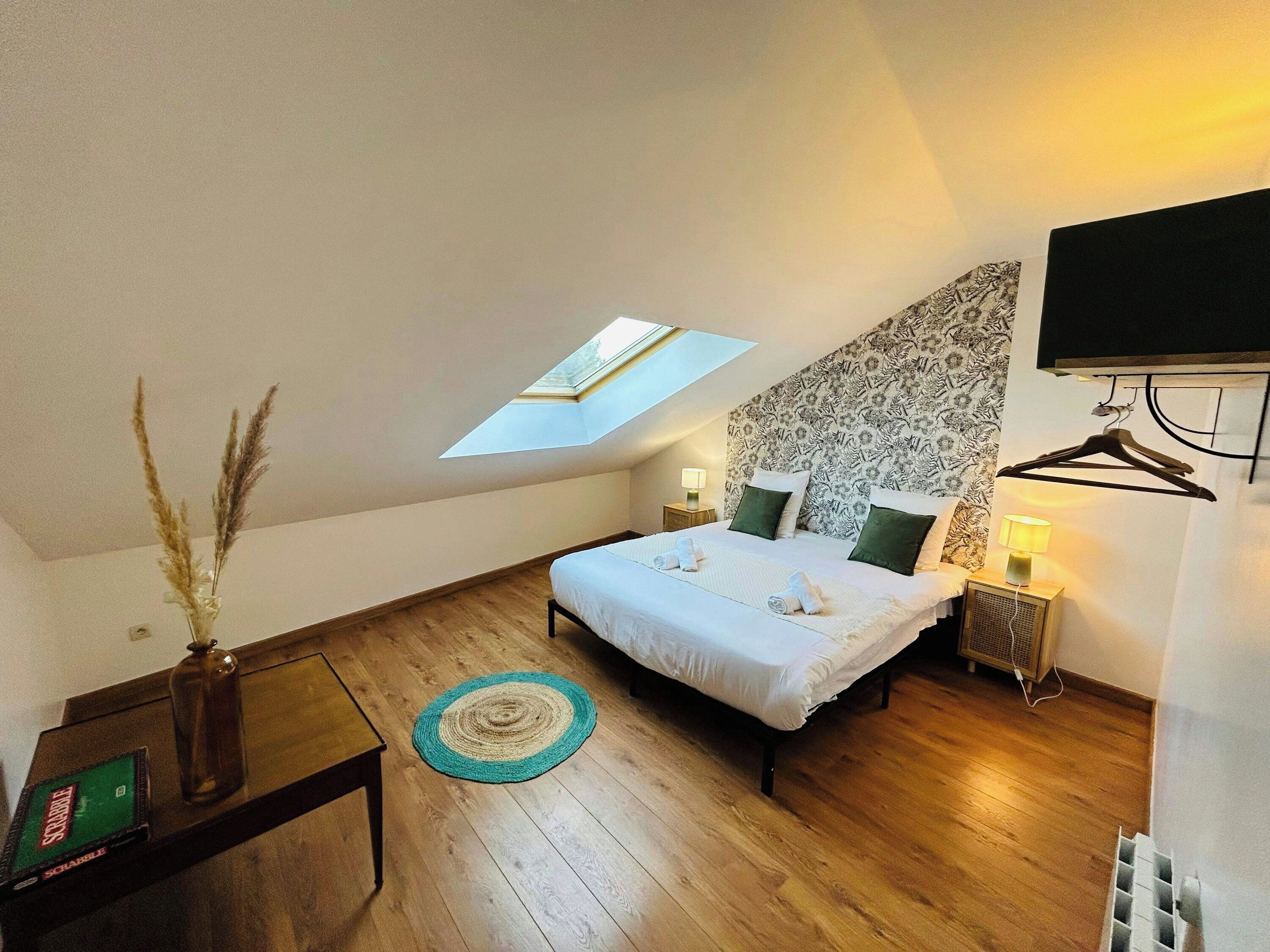 2 bedrooms, desk, WiFi, bed sheets