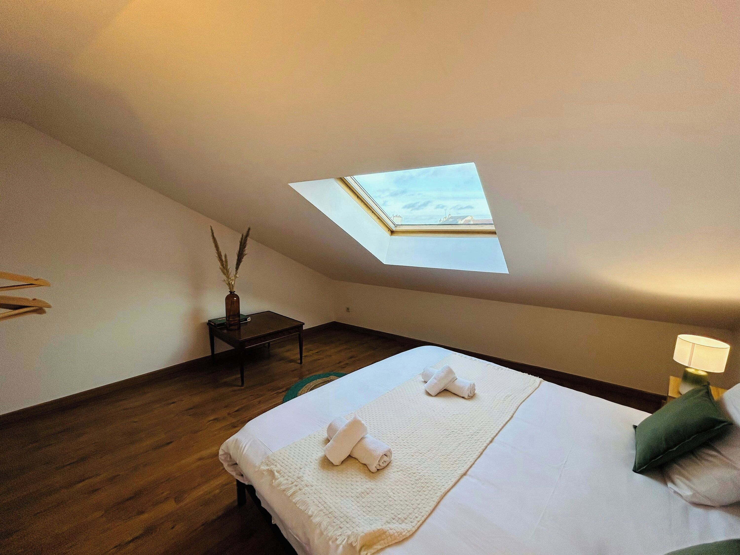 2 bedrooms, desk, WiFi, bed sheets
