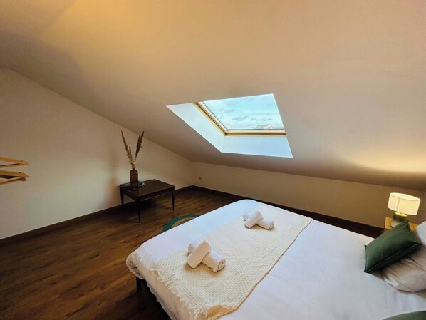 2 bedrooms, desk, WiFi, bed sheets
