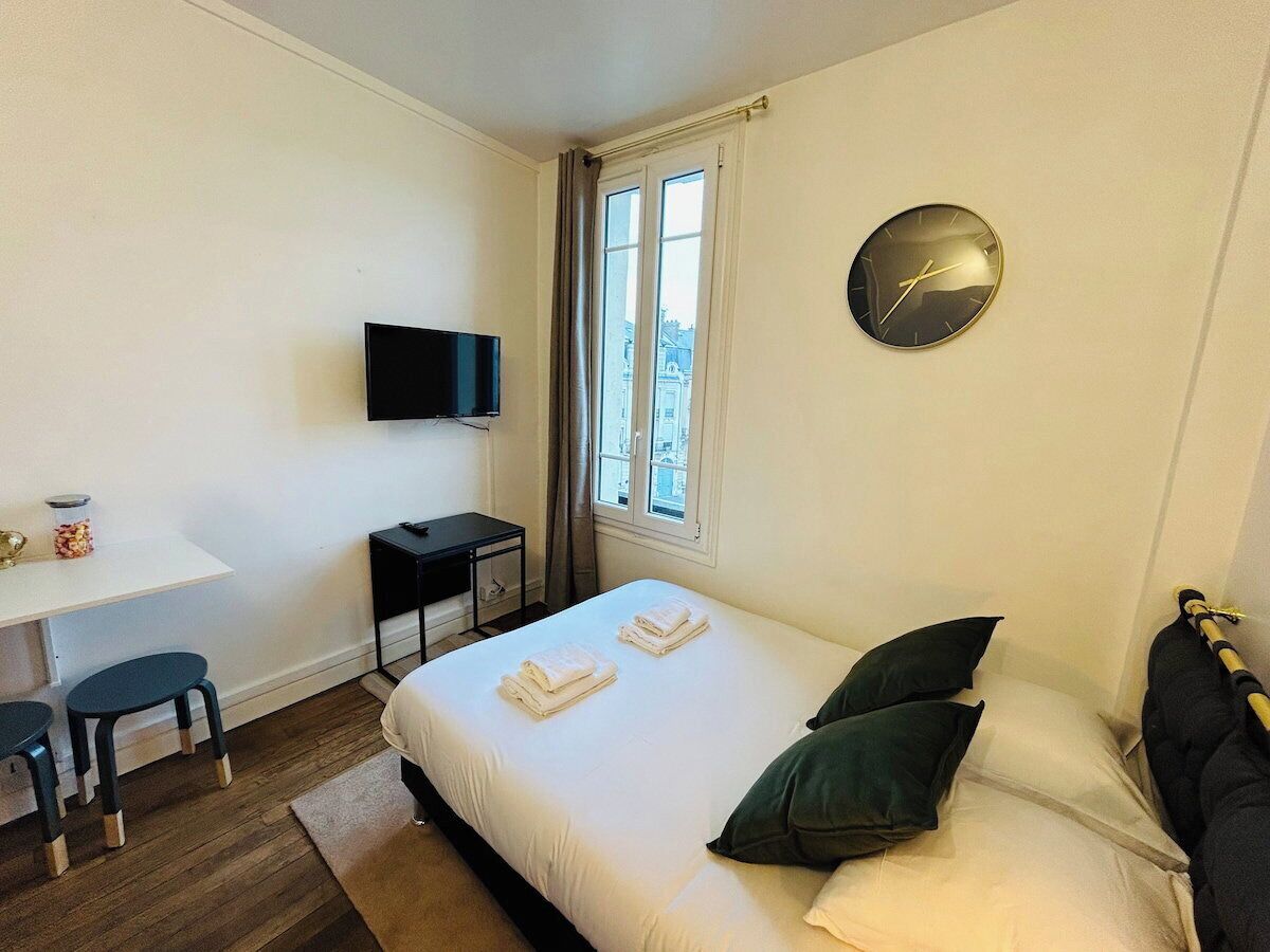 1 bedroom, desk, WiFi, bed sheets