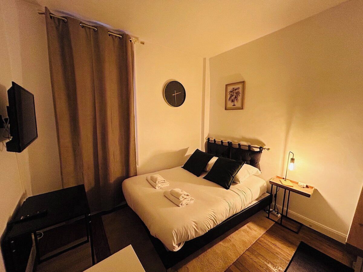 1 bedroom, desk, WiFi, bed sheets