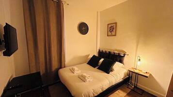 1 bedroom, desk, WiFi, bed sheets