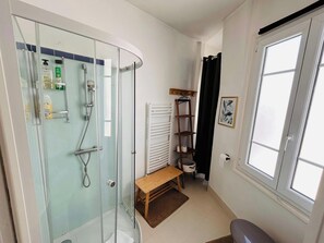 Een haardroger, handdoeken