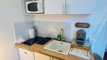 Kühlschrank, Mikrowelle, Herdplatte, Wasserkocher mit Kaffee-/Teezubehör
