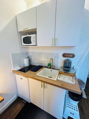 Frigorífico, microondas, placa de cocina y cafetera o tetera