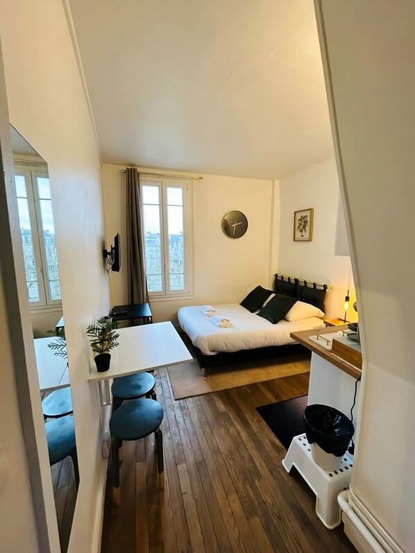 1 bedroom, desk, WiFi, bed sheets